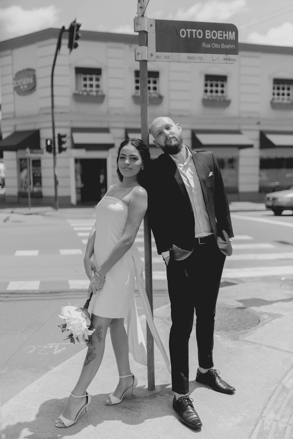 Minimalistyczny: para młoda na miejskiej ulicy w czarno-białej stylistyce