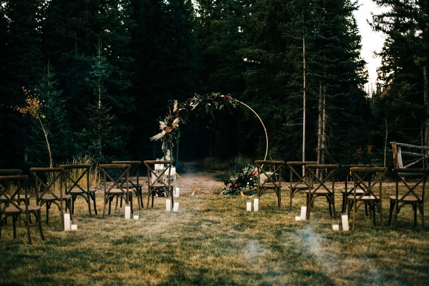 Leśny: ceremonia ślubna w lesie z drewnianymi krzesłami i świecami
